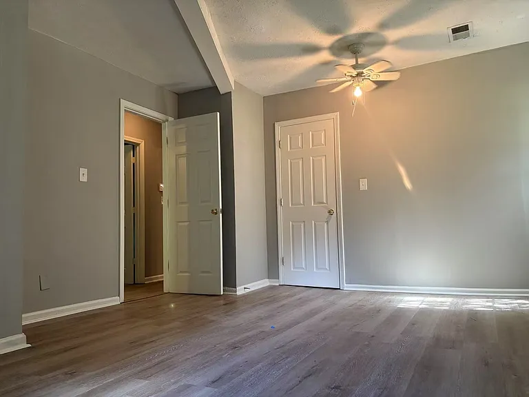 1437 S Indian Creek Dr #H — Photo 5