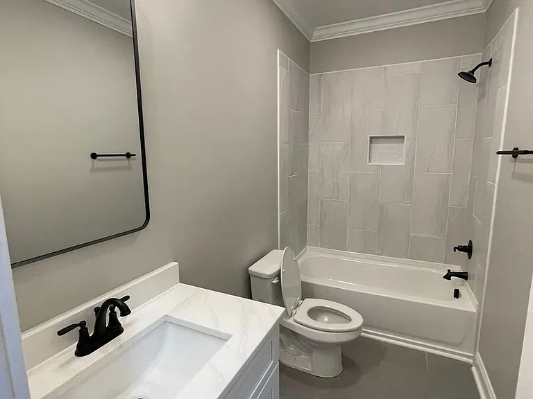 625 E 3rd St #11 — Photo 25