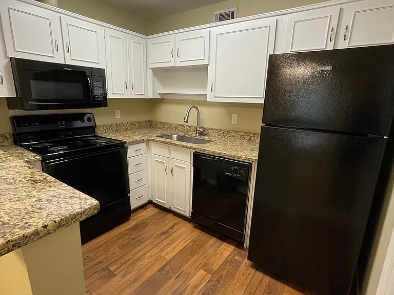2105 Young St #B — Photo 1