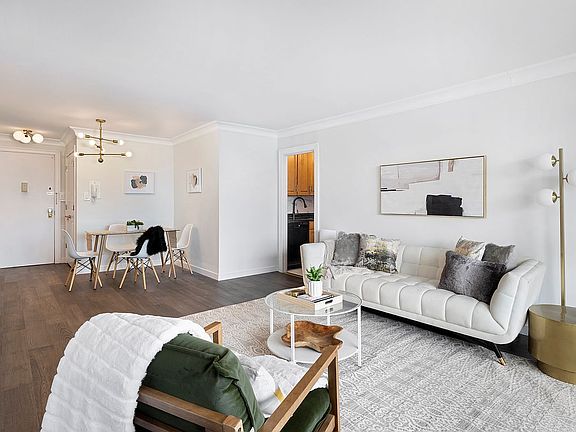 3rd image of 201 W 70th St APT 26G