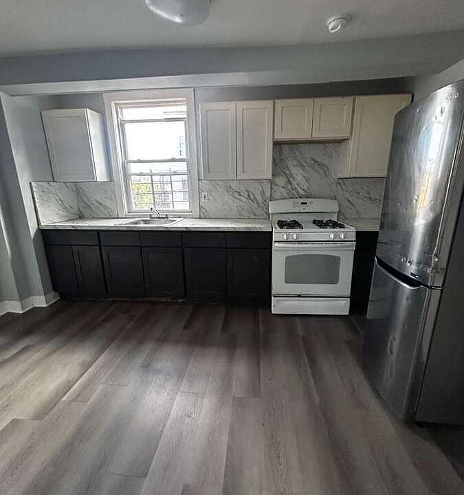 1st image of 125 N 5th Ave