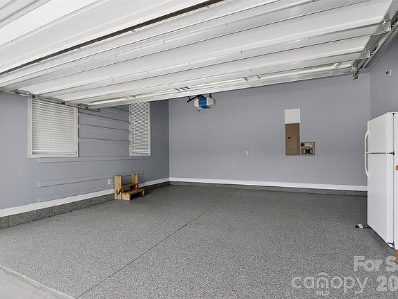 5th image of 1014 Willow Grove Ln