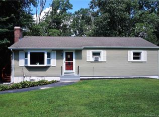 5 Patricia Ct, Gales Ferry, CT 06335