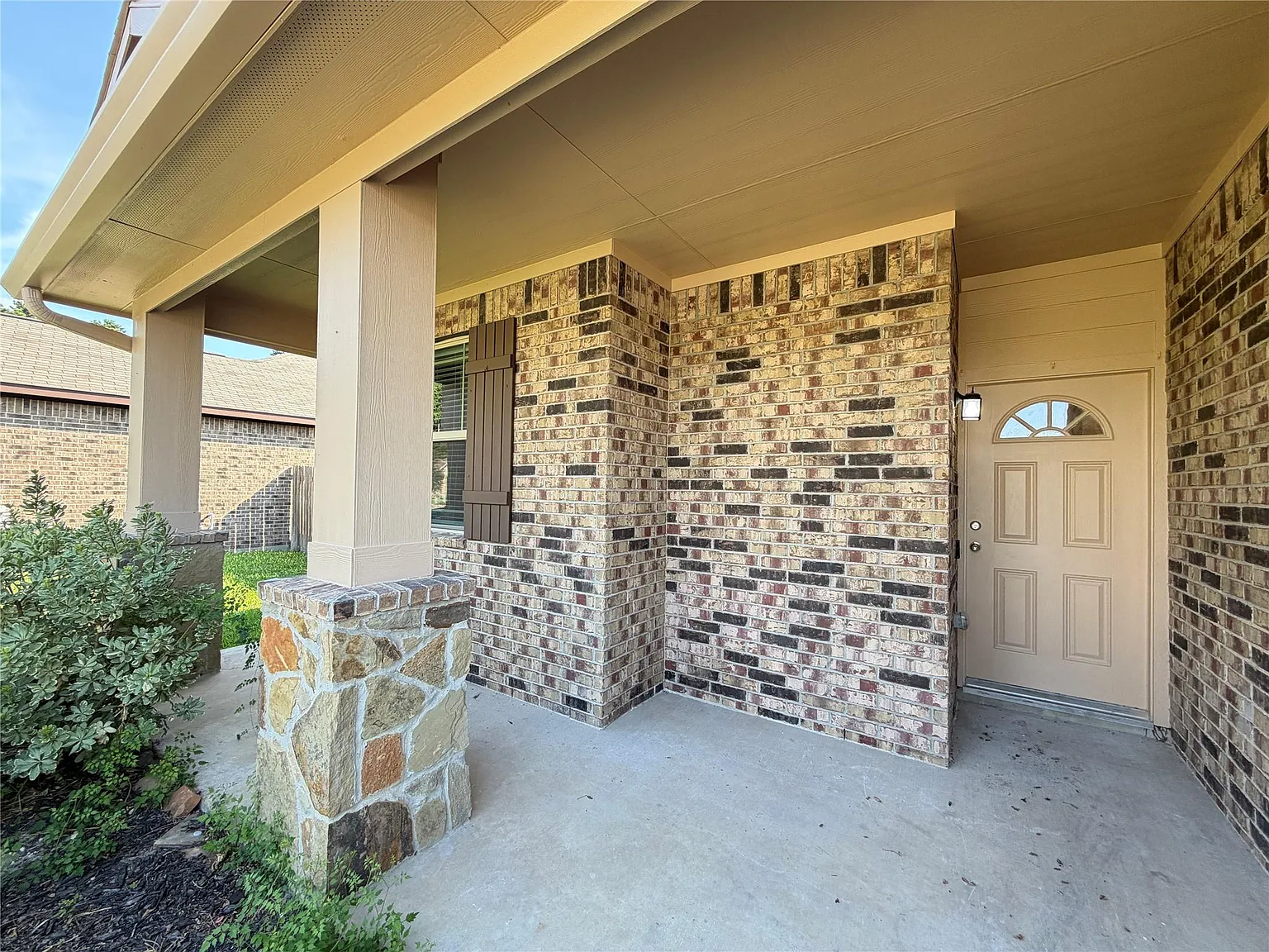 3 bed, 2.0 bath, 1670 sqft, $1,800 — Photo 4