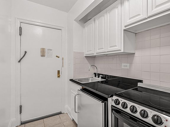 4th image of 307 E 44th St APT 703