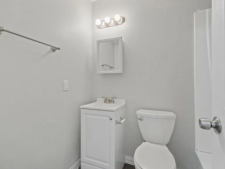 Oak Street Flats: Ranch Style Fully Remodeled Come Check Us Out — Photo 34