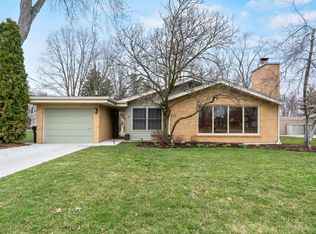 222 Lakeshore Dr, Crystal Lake, IL 60014