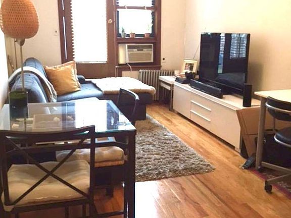 3rd image of 102 W 71st St #3F
