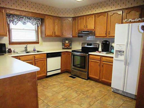 5th image of 276 Woodlawn Dr