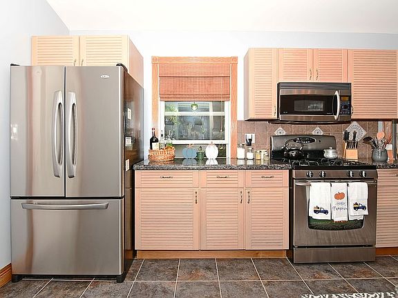3rd image of 421 Pacific St