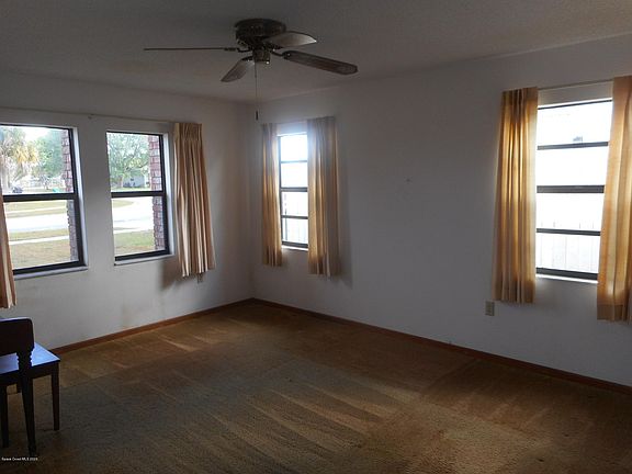 3rd image of 197 Cinnamon Lake Cir