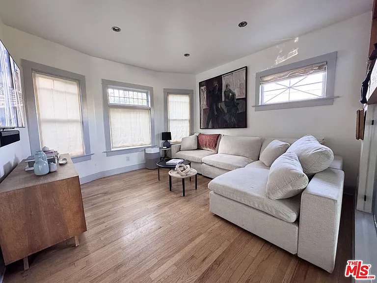 814 E Edgeware Rd — Photo 9