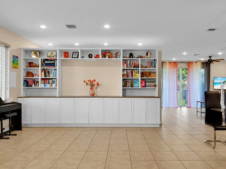 9022 Dupont Pl — Photo 8