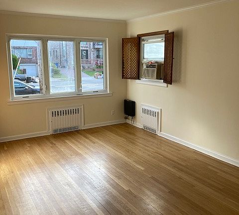 3rd image of 61-10 Cloverdale Blvd