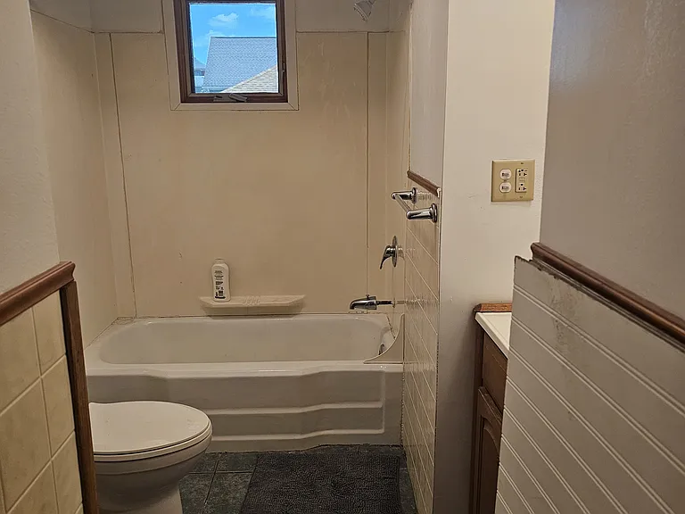 344 1/2 W College St — Photo 5