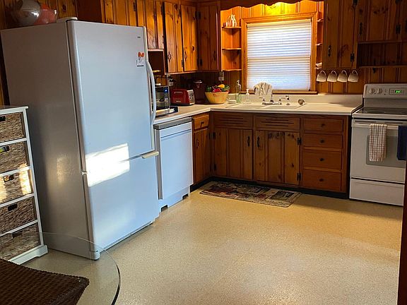 Eat- in kitchen w/ dishwasher