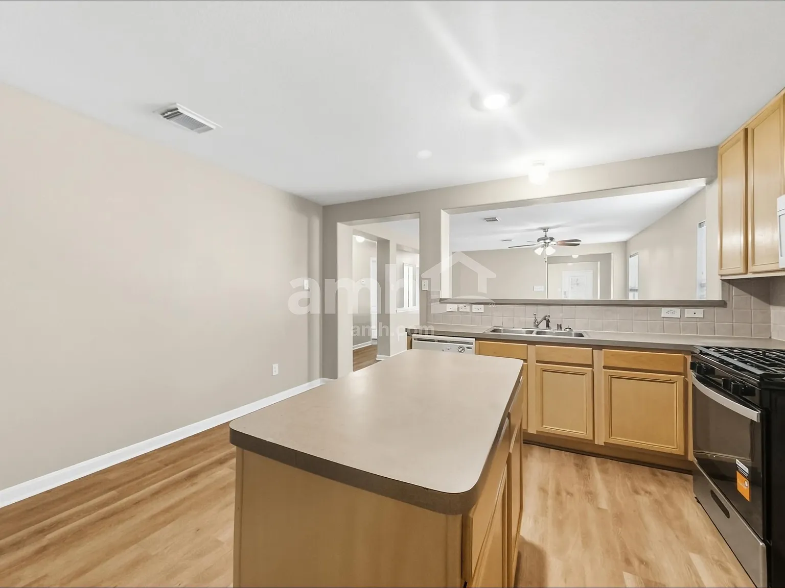 3 bed, 2.0 bath, 1800 sqft, $2,060 — Photo 4