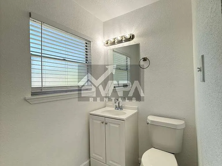 943 Weizmann St — Photo 7