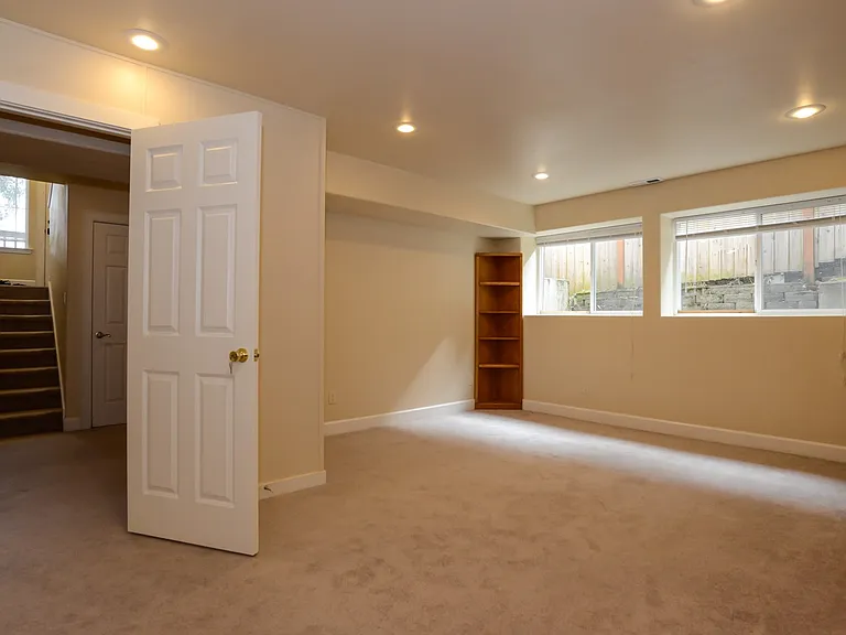 2900 S Court St — Photo 4