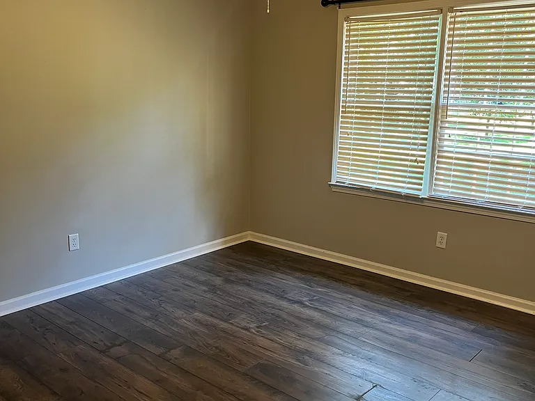 1090 Eugene Ln — Photo 10