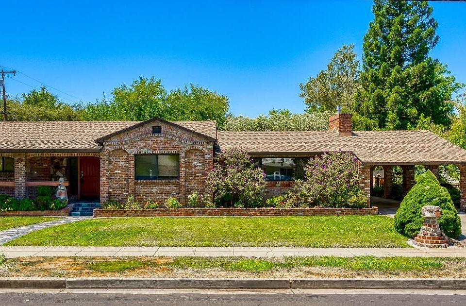 1st image of 411 Yosemite St
