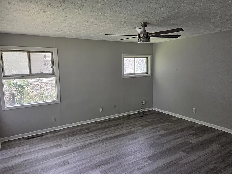 2433 Century Dr — Photo 3