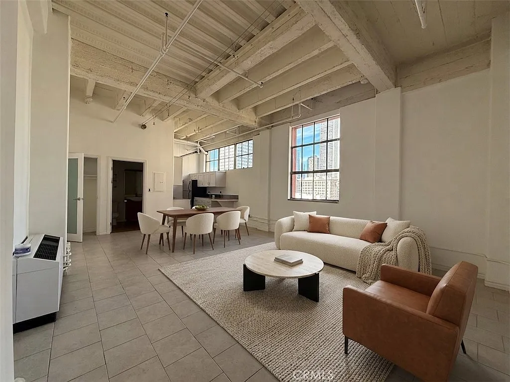 Studio, 550 sqft, $1,900 — Photo 2