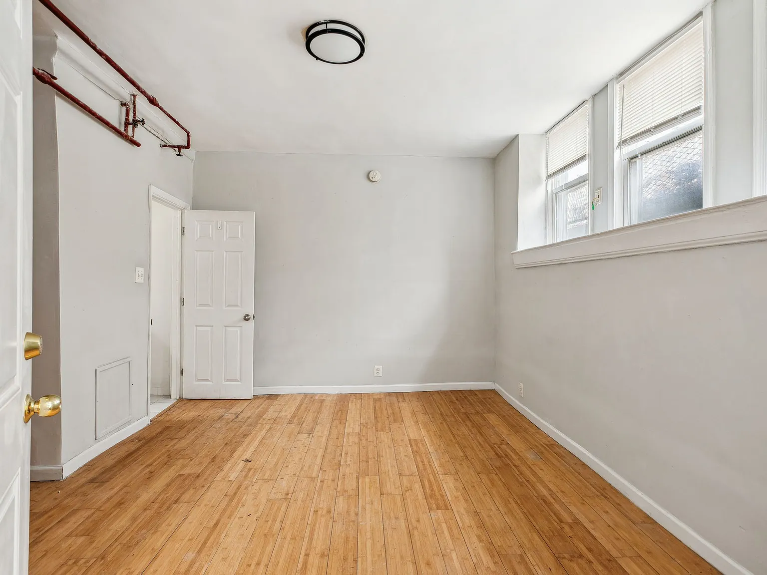 Studio, $890 — Photo 3