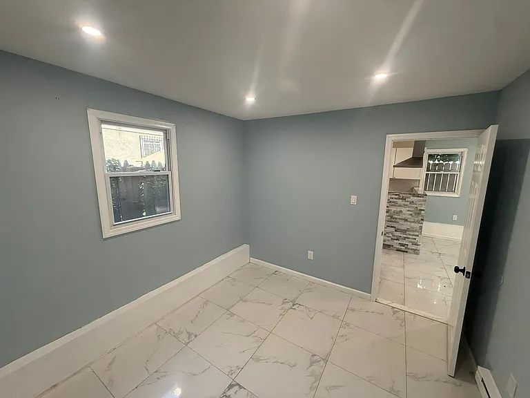 445 14th Ave #1R — Photo 8