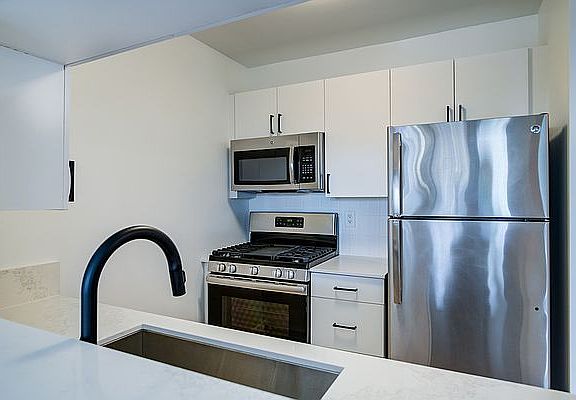 3rd image of 800 Avenue Of The Americas APT 15D