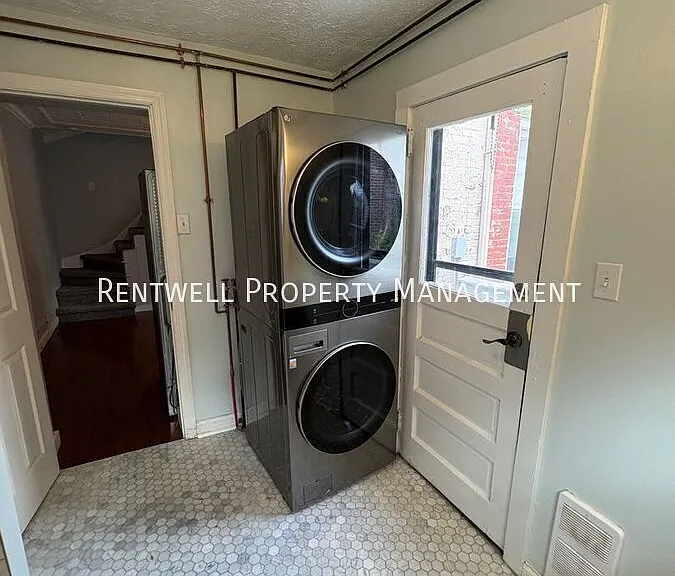 2420 Carey Way — Photo 13