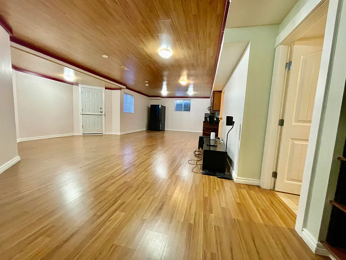 Building Photo - 198XX 69a Ave #BASEMENT