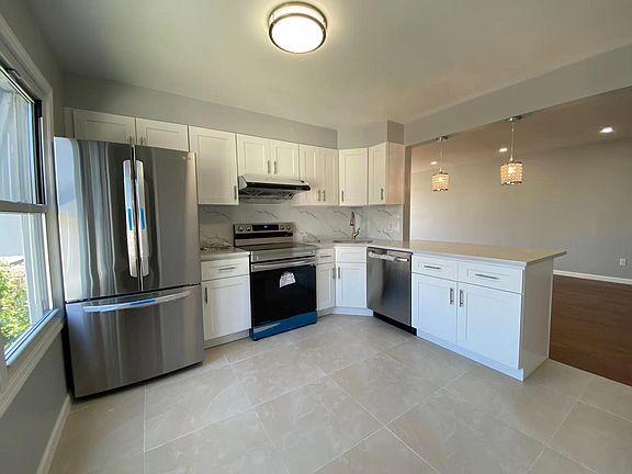 3rd image of 16 Avenue & Bell Blvd Unit 2