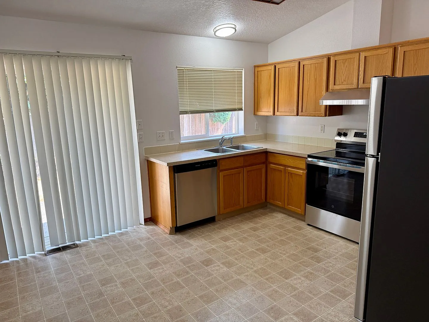 Custom Built Plex-2 Bedroom w/private back yard — Photo 4