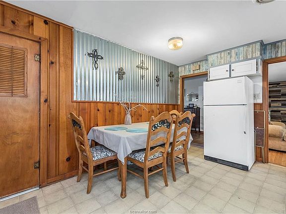 5th image of 1004 W Main St