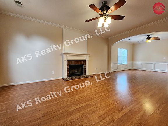 3rd image of 2460 Mountain Dr