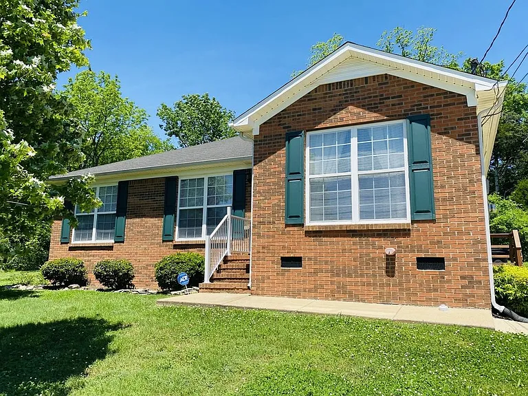 828 Mulberry Dr — Photo 1