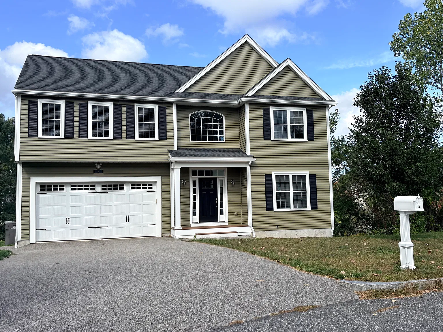 4 bed, 2.5 bath, 2384 sqft, $6,000 — Photo 2