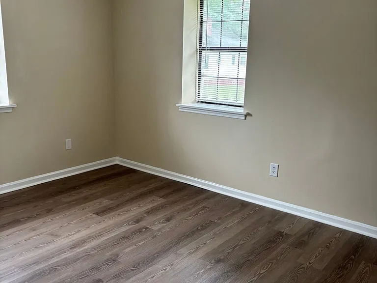 508 E Harden St — Photo 5