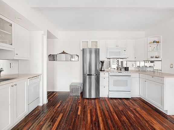 3rd image of 45 Tudor City Pl APT 1318