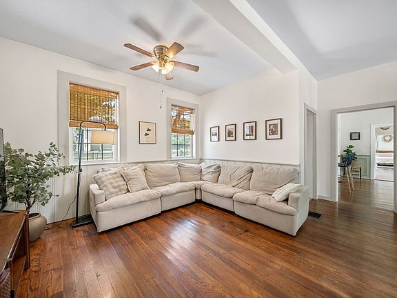 3rd image of 832 Pershing Dr