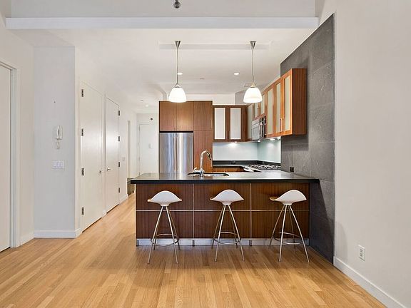 3rd image of 59 John St APT 8B