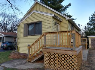 1008 Wicker St, Woodstock, IL 60098