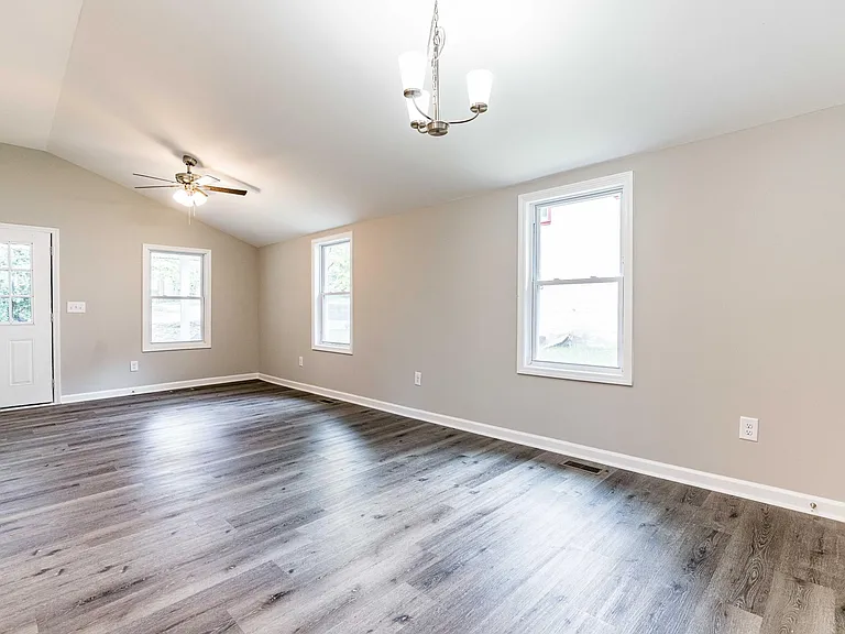410 Longfellow St — Photo 11