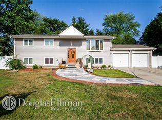 7 Burnside Ct, Wheatley Heights, NY 11798