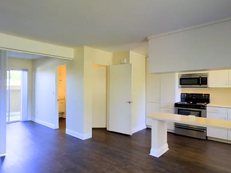 City Plaza Apartments — Photo 4