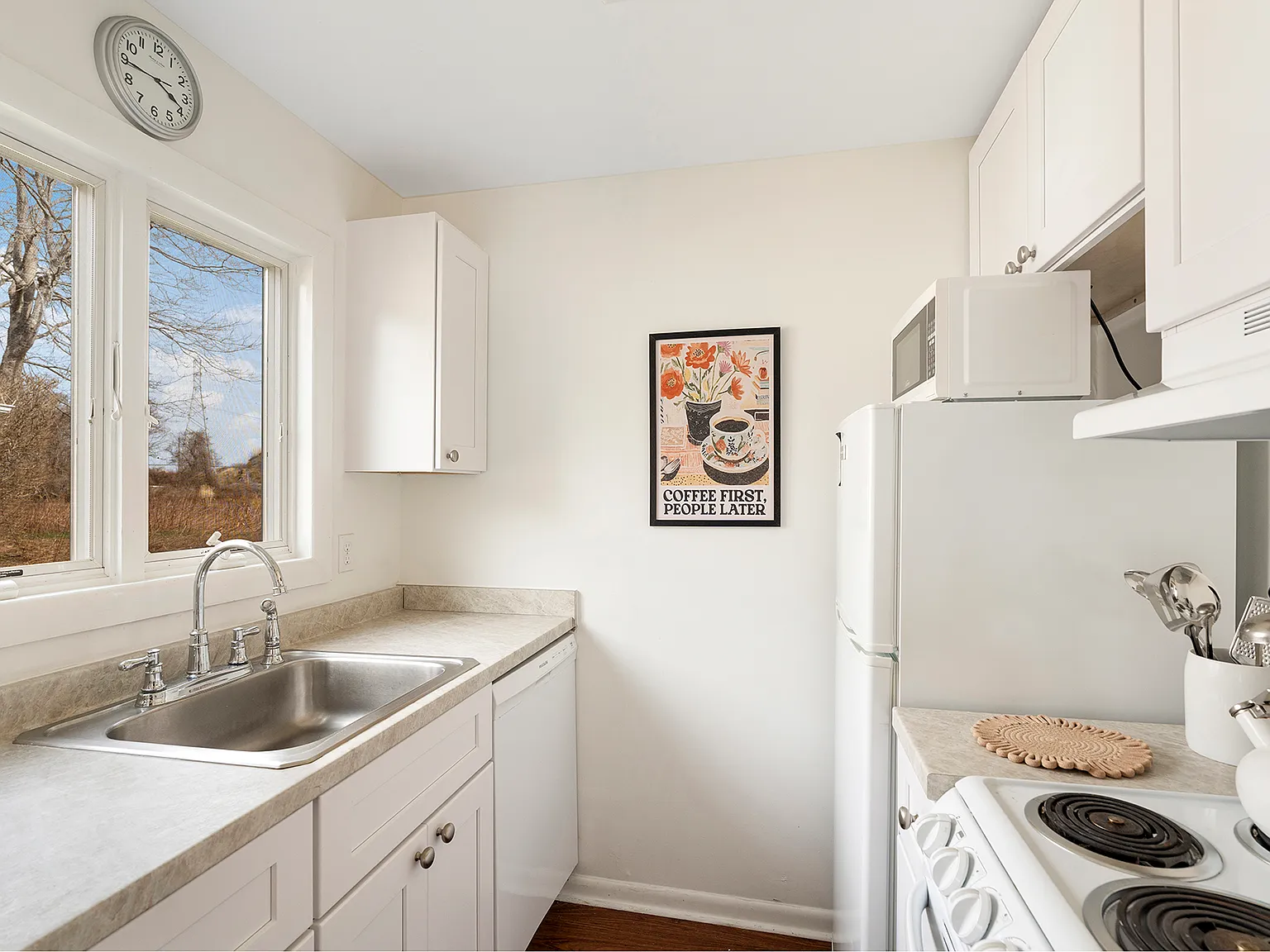 Sweet Cottage Hideaway Less than a Mile from East Hampton Village — Photo 3