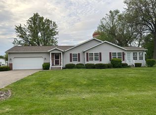 404 Buckles Grove Rd, Le Roy, IL 61752