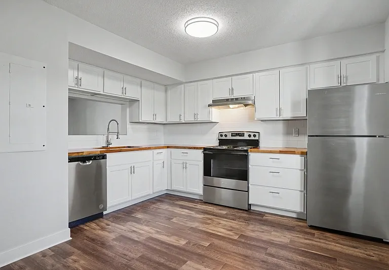 406 E 15th St #406F — Photo 21