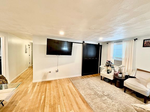 4th image of 32 Grant St